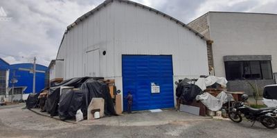 Amplia bodega para arriendo sobre la autopista Medellin - Bogota, con un  area aproximada de 880 metros cuadrados en el primer nivel, con mezanine de 400 metros cuadrados, cuenta con tres banos, dos oficinas, puerta camion, espacio para unos 5 vehiculos particulares.
precio con IVA incluido.