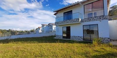 Estas buscando el lugar ideal para vivir rodeado de tranquilidad, seguridad y naturaleza? Esta casa en arriendo es justo lo que necesitas. Ubicada en condominio cerrado sobre la via al Santuario, a tan solo 8 minutos del casco urbano de Marinilla, te ofrece la combinacion perfecta entre comodidad y conexion con la naturaleza.

La propiedad cuenta con espacios amplios y luminosos, distribuidos en comodas habitaciones ideales para el descanso y la vida en familia. Disfruta de una vista panoramica, rodeado de zonas verdes que invitan al relax y al contacto con el entorno natural.

Ademas, el condominio cuenta con circuito cerrado de seguridad, brindandote la tranquilidad y privacidad que tu familia merece. Es el lugar perfecto para quienes buscan un ambiente campestre sin alejarse de la ciudad.

Contactanos para brindarte mas informacion!