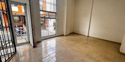 LOCAL CENTRO 
Las características del inmueble son las siguientes

37 mt2. 
2 Bodegas una Sup y otra Inf.
1 Baño.
Estrato 4.
1 Piso.
Valor de administración 216.000.
Valor de venta 185 Millones.
