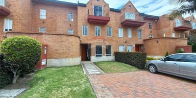 Venta amplio casa.

En el prestigioso sector la balsa. A metros de la empresa Parmalat y el centro de Chía.

Distribuido en primer piso: Dos parqueaderos, antejardín, comedor principal, salón con chimenea a gas, estudio, baño social, cocina abierta con comedor auxiliar tipo barra para 5 personas, jardín interior con chimenea y BBQ a gas, depósito y zona de ropas con cubierta móvil.

Segundo piso: Tres habitaciones, una principal con balcón, walking closet, baño privado y calefacción. Las otras dos son Junior y comparten un baño amplio, una de ellas tiene balcón también. Hall con estudio y clóset de linos.

Tercer piso: Master Suite con estudio y sala de estar o TV con calefacción, clóset y walking closet independientes, balcón, terraza y baño para 2.

Ofrece una oportunidad única para aquellos que buscan un hogar espacioso y bien ubicado en la sabana de Bogotá (Chía).

Características destacadas:

Ubicación Estratégica: La propiedad se encuentra en un sector que garantiza una mayor privacidad y una sensación de tranquilidad. Con una vista al Este de Chía.

Amplios Espacios: Con generosas dimensiones en todas las áreas, esta casa ofrece suficiente espacio para acomodar cómodamente a una familia en crecimiento.

Iluminación Natural: Las numerosas ventanas en la propiedad permiten una abundante entrada de luz natural, creando un ambiente cálido y acogedor.

Diseño Arquitectónico Atractivo: La arquitectura única del conjunto es un punto de atracción, destacando entre las propiedades circundantes.

Este barrio dispone de una interesante diversidad de oportunidades. Cuenta con numerosos parques, centros comerciales y espacios culturales, lo que lo hace ideal para aquellos que buscan una vida activa y vibrante.

Para más detalles o agendar una visita, no dudes en contactarnos. ¡Estamos aquí para ayudarte a encontrar tu nuevo hogar.

 

ID: 660681002-545
