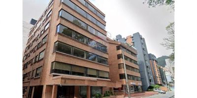 Vendo amplio Apartamento Esta es una oportunidad única de adquirir esta propiedad con la mejor oferta del mercado actual con el 10% de descuento del mts2 de la zona., se encuentra ubicado en la zona de Chico Calle 92.

Con una generosa área total de 132.8 metros cuadrados, este apartamento ofrece un espacio habitable impecable para disfrutar de la comodidad y el estilo que mereces. Cuenta con 3 amplias habitaciones y 2 baños, estudio, bano social, alcoba de domestica con su bano así como una sala comedor independiente con chimenea, cocina integral cerrada, zona lavanderia, cuenta con bodega mas dos parqueaderos en linea.

Al situarse en el cuarto piso de un edificio con ascensor, este hogar te proporciona acceso inmediato a múltiples comodidades cercanas, como hospitales, comercios, colegios, centro comerciales 93 y el landino, entre otros y un excelente sistema de transporte público..

No dejes pasar la oportunidad de vivir en una de las zonas más destacada con estrato , este un apartamento que satisface todas tus necesidades de ubicación y espacio. ¡Contáctanos para más información y agenda tu visita hoy mismo.
