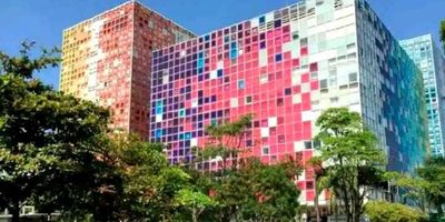 Vendemos LOCAL en la Plazoleta de comidas en el EDIFICIO DE COLORES al sur de la ciudad de Cali, área 25 m², El local está desocupado para entrega inmediata y con documentación al día lista para escrituración, alto tráfico ya que el edificio de colores cuenta con clínica, bancos, cajeros, parqueaderos, tienda y más de 300 consultorios profesionales. (Recibo PERMUTA por vehículo, o encino en casa esquinera con antejardín, de 500 a 600 millones)
