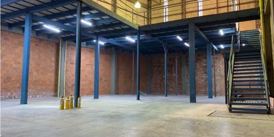 SE VENDE BODEGA EN DOSQUEBRADAS – CENTRO LOGÍSTICO 

Precio: $5.500 millones
Renta mensual: $28 millones
Área construida: 1.700 m²

Una oportunidad única de inversión o expansión empresarial en el corazón logístico del Eje Cafetero 

Características destacadas:


 
 Sótano funcional para almacenamiento acceso independiente.
 
 
 Primer piso de 580 m² con amplios espacios para carga y descarga altura de 5 y 16m2 respectivamente
 
 
 Mezanine de 320 m² y dos pisos adicionales de oficinas (espacios que se pueden alquilar por aparte) 
 
 
 Ubicada en centro logístico con vigilancia privada 24/7.
 
 
 En el sector más comercial y de distribución del Eje Cafetero, ideal para operaciones nacionales.
 


Alta valorización y rentabilidad comprobada: una bodega que ya genera ingresos, perfecta para inversionistas o empresas en crecimiento.

Ideal para:
Distribuidoras, empresas de logística, oficianas, call center, manufactura o inversión patrimonial con retorno inmediato.

Haz parte del desarrollo empresarial del Eje Cafetero. 


#Inviersionbodegas #ventabodega #dosquebradas #ubixa #rentabilidad.
