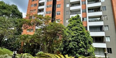 Apartamento ubicado en la loma de cumbres con 2 habitaciones, 2 baños, salón comedor, cocina, balcon, parqueadero y util. Unidad con portería 24 hrs piscina, sauna, parqueadero y util infantil. 