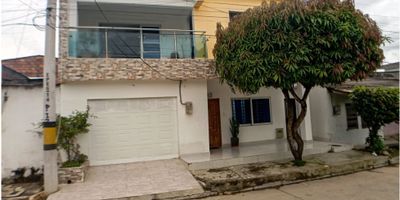 SE VENDE CASA HERMOSA MONTERIA, BARRIO EL DORADO MARGEN IZQUIRDA DE LA CIUDAD, AREA CONSTRUIDA 202 MT2, SE ENCUENTRA EN EL BARRIO MAS GRANDE DE LA MARGEN IZQUIERDA DE LA CIUDAD, CERCA ZONAS COMERCIALES DONDE SE ENCUETRA SUPERMERCADOS, DROGUERIAS, COMERCIO EN GENERAL, LA CASA CONSTA DE DOS PISOS, EL PRIMER PISO SALA COMERDOR AMPLIA, CON UN JARDIN INTERNO VENTANAL DE VIDRIO, COCINA AMPLIA INTEGRAL Y AMERICANA, COMEDOR AUXILIAR, GARAJE PUERTA ELECTRICA, CON BAÑO SOCIAL, UNA HABITACION AUXILIAR CON BAÑO INTERNO Y CLOSET, HABITACION EMPLEADA CON BAÑO INTERNO Y CLOSET, PATIO AMPLIO, CON ZONA DE LABORES CUBIERTA: -  SEGUNDO PISO HALL DE ALCOBAS, HABITACION PRINCIPAL CON BALCON, VESTIER AMPLIO Y BAÑO, DOS HABITACIONES AUXILIARES CON BAÑOS Y VESTIER , SALA DE STAR AMPLIA CON TERRAZA.

PRECIO NEGOCIABLES SE ESCUCHA OFERTA.
