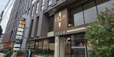 Descubre la comodidad y practicidad en este encantador apartaestudio ubicado en una de las zonas más exclusivas de la ciudad. Con 1 habitación y 1 baño, este espacio de 28 metros cuadrados ofrece un ambiente acogedor y funcional para tu día a día. Su diseño moderno y elegante te brinda la oportunidad de disfrutar de un estilo de vida único. Además, su ubicación estratégica te permite acceder fácilmente a servicios, comercios y áreas verdes.