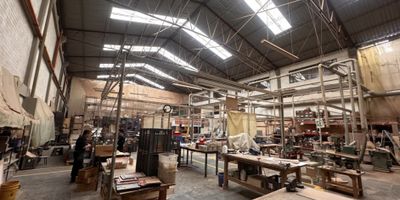 Bodega esquinera en renta con un área construida de 2.215 m², ubicada estratégicamente en la zona industrial de Fontibón. Se levanta sobre un lote de 1.620 m² y ofrece un área libre en triple altura de 1.320 m² (9 m a cercha y 12,8 m a cumbrera), ideal para almacenamiento y operaciones industriales. Dispone de un mezanine de 144,66 m² y 895 m² de oficinas y servicios distribuidos en tres niveles. Cuenta con dos portones de acceso de 4,42 m de altura x 4,86 m de ancho, pisos de alta resistencia y una capacidad de carga eléctrica instalada de 75 KVA, lo que garantiza eficiencia y robustez para diferentes tipos de operación logística e industrial.