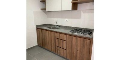 Ubicado en una zona privilegiada de la ciudad, este apartamento es una excelente oportunidad para aquellos que buscan comodidad, tranquilidad y accesibilidad. Con una ubicación estratégica, en una urbanización cerrada y con acceso pavimentado, el inmueble está rodeado de un entorno seguro y acogedor.

Con un área total de 65.0 metros cuadrados, este apartamento cuenta con una distribución inteligente que aprovecha al máximo cada centímetro de su espacio. Sus 3 alcobas y 2 baños ofrecen el confort y la comodidad necesarios para vivir en familia, mientras que el amplio garaje brinda la comodidad de contar con un espacio de estacionamiento propio. Además, el edificio cuenta con ascensor y acceso especial para discapacitados.

El apartamento se destaca por sus características internas, como los armarios empotrados en cada una de las habitaciones, que te permitirán mantener todo en orden y aprovechar al máximo el espacio. También cuenta con un balcón que no solo te brinda una vista agradable, sino que también permite la entrada de luz natural y una ventilación adecuada. Y para mayor comodidad, el inmueble cuenta con baños en sus habitaciones, calentador y doble ventana.

En cuanto a las características externas, este apartamento es ideal para aquellos que tienen mascotas, ya que la urbanización cuenta con zonas verdes y permite su ingreso. También cuenta con áreas sociales, como una cancha de fútbol, salón comunal y acceso a parques cercanos. Además, su cercanía a restaurantes y tiendas de barrio te brinda la fácil accesibilidad a todo lo necesario para tu día a día.

La seguridad es una prioridad en este inmueble, por ello cuenta con circuito cerrado de TV, portería y vigilancia las 24 horas del día. También, cuenta con planta eléctrica y tanques de agua en caso de emergencia. Y su excelente ubicación te brinda fácil acceso al transporte público y a colegios y universidades reconocidos en la ciudad.

No pierdas la oportunidad de vivir