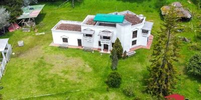 Casa finca en arriendo ubicada en la Loma del Escobero, cuenta con un área construida de 11500 mtrs2. Amplios espacios, consta de 4 habitaciones con closet, baños cabinados, sala y comedor, chimenea en sala, cocina integral, zona de ropas, sala de estar, terraza, la casa cuenta con amplias zonas verdes, pecebrera, kiosko, parqueadero para carros cubiertos, se encuentra en zona campestre rodeado de naturaleza, está cerca a vía principal Escobero, colegio San José de la salle, diagonal a condominio San Sebastián, cuenta con rutas integradas del metro. 