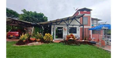 Esta hermosa casa campestre se encuentra ubicada en el municipio de Neira, en el departamento de Caldas. Con un amplio terreno de 1100 metros cuadrados y una área construida de 256 metros cuadrados, esta propiedad ofrece un ambiente tranquilo y espacioso para disfrutar en familia.

La casa cuenta con 3 acogedoras alcobas y 4 baños completos, ideal para recibir visitas o para una familia numerosa. Además, tiene capacidad para 4 vehículos en su garaje, brindando comodidad y seguridad.

Sus características internas son ideales para una vida cómoda y relajante. Se admiten mascotas, lo que hace de esta propiedad una excelente opción para aquellos que tienen un compañero peludo en casa. También cuenta con un amplio balcón con vista panorámica, perfecto para disfrutar del paisaje natural mientras se toma una taza de café.

El baño auxiliar y el baño en la habitación principal tienen un diseño moderno y están equipados con todos los accesorios necesarios. Cada una de las alcobas cuenta con clósets espaciosos, ideales para guardar la ropa y demás objetos personales.

La cocina está totalmente equipada con electrodomésticos de alta calidad, y cuenta con un comedor auxiliar para compartir en familia las deliciosas comidas preparadas con amor. Además, cuenta con un depósito para almacenar víveres y otros objetos.

La propiedad cuenta con doble ventana, lo que permite una excelente iluminación y ventilación natural. Cuenta con servicios básicos como agua, electricidad y gas domiciliario. Su suelo de cerámica y mármol le dan un toque elegante a cada espacio.

En las áreas externas, encontramos hermosos árboles frutales, los cuales brindan un ambiente más fresco y natural. La casa cuenta con área social, perfecta para reuniones y celebraciones, y se encuentra cerca de la zona urbana para acceder fácilmente a servicios y comercios.

La urbanización cerrada cuenta con circuito cerrado de televisión y vigilancia, ofreciendo mayor seguridad y tranqu