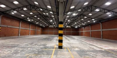 Bodega de 2.090 m² para renta, ubicada estratégicamente en la zona industrial de Montevideo, ideal para operaciones logísticas, de producción o almacenamiento. Cuenta con un área libre de 1.118,5 m² distribuidos en dos naves de doble altura (5,50 m a cercha y 8,50 m a cumbrera), con acceso vehicular de 110 m² y dos amplios portones de 4,42 m de alto x 5 m de ancho que facilitan la entrada de vehículos de carga. Dispone de 861,5 m² de oficinas y áreas de servicio distribuidas en tres niveles, diseñadas para brindar confort y eficiencia operativa.

La propiedad ofrece zona externa de parqueo que optimiza las maniobras de cargue y descargue, pisos de alta resistencia (5 Ton/m²), capacidad eléctrica de 50 KVA y tanque de almacenamiento de agua de 1.000 litros, garantizando un entorno funcional, seguro y adaptable a diferentes tipos de industria.