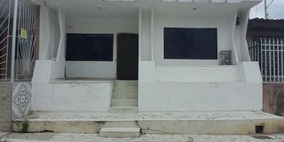 ¡Vive como lo mereces! En venta casa tradicional de 73 m2 ubicado en sector sur de Soledad. Cuenta con 2 habitaciones, sala comedor, cocina tradicional, 1 baño, área de labores, terraza y patio ¡Asesórate con nosotros!