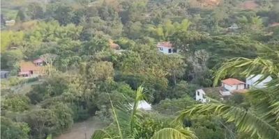 Venta de lote de 400 m² en el exclusivo condominio Sun Village, ubicado en Potrerito, al sur de Jamundí, cerca de la vía Potrerito–Río Claro y a pocos minutos de centros comerciales como Alfaguara y Jardín Plaza. El condominio ofrece hermosas zonas verdes, servicios de acueducto, alcantarillado y redes de telecomunicaciones, además de vigilancia privada, zonas sociales con piscinas, kiosko para eventos y áreas de juegos infantiles. Cuenta con vías de acceso pavimentadas, portería con seguridad y se encuentra a solo 25 km del sur de Cali. Como beneficio adicional, tiene acceso exclusivo al Resort Lago Grande, con piscina, restaurante y amplias zonas verdes junto a un hermoso lago. Administración $220.000. ¡No pierdas esta oportunidad de invertir en un proyecto con gran potencial de crecimiento y valorización!
