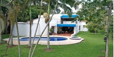 ¿Buscas un lugar tranquilo para vivir o descansar con familia y amigos? En Castellón tenemos la mejor opción, espectacular y amplia casa campestre para la venta de 840 mts y un lote de 3.600 mts ubicada en Cerritos en un sector exclusivo, lleno de tranquilidad y armonía, ideal para compartir en familia y amigos y vivir rodeado de zonas verdes, cerca a transporte público, tiene cómodas vías de acceso y cerca a zona urbana, excelentes acabados y amplias  zonas, consta de: 4 habitaciones, 4 baños,  kiosco con gimnasio, piscina, 3 salas, amplia cocina integral con excelentes acabados, patio, zona de ropas, parqueadero para 3 vehículos y  vía pavimentada.
Contáctenos para recibir más información y programar una cita, no te pierdas esta excelente oportunidad de inversion.  