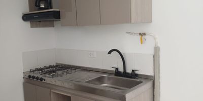 Apartamento para arriendo en San Antonio de Prado, sector Prado Campestre, con muy buena ubicación cerca a la UVA, vía principal al parque de San Antonio y a tiendas D1. Ubicado en un piso 4, el apartamento cuenta con un área de 46 m2 aproximados y consta de 1 alcoba, 2 baños, closets, salón comedor, ventanal, estudio, cocina semi integral con red de gas, zona de ropas y piso en cerámica. En unidad cerrada con parqueaderos comunes, salón social, juegos infantiles, gimnasio, zona BBQ y portería 24 horas. Hay un espacio que puede ser adecuado como segunda alcoba o dejarlo como estudio. 