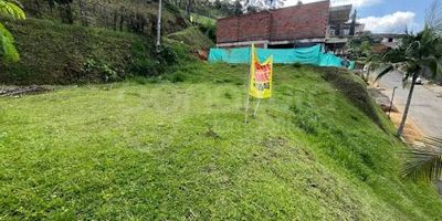 472-8219 Conaltura Inmobiliaria te presenta esta excelente oportunidad de inversión: lote en venta de 538 m², ubicado en la exclusiva Unidad, en la Cola del Zorro, una de las zonas más tranquilas, seguras y valorizadas del Poblado. Este lote ofrece el espacio ideal para construir la casa de tus sueños, rodeada de naturaleza, aire puro y una vista privilegiada del entorno. Su topografía y ubicación permiten desarrollar un proyecto arquitectónico moderno, con amplias zonas verdes y privacidad total. La unidad residencial cuenta con portería y vigilancia 24 horas, amplias zonas verdes, vías internas pavimentadas y acceso a todos los servicios públicos. Su ubicación estratégica garantiza tranquilidad sin renunciar a la cercanía: a pocos minutos de Las Palmas, la Universidad CES, el Centro Comercial El Tesoro y las principales vías de acceso de Medellín