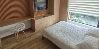 Apartaestudio amoblado de 30 metros cuadrados tipo loft, habitación con closet, espacio para estudio, cocina abierta eléctrica, un baño, pisos en madera laminada. El edificio cuenta con portería y vigilancia las 24 horas, ascensor, gimnasio, lavandería, parqueadero comunal. 1432-394 GPI.