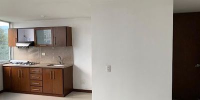 Hermoso apartamento para la venta en exclusivo sector de Álamos, cuenta con 3 habitaciones con closet, sala comedor, cocina integral, excelentes acabados. Dentro de conjunto cerrado, vigilancia 24,7, ascensor, zonas sociales.