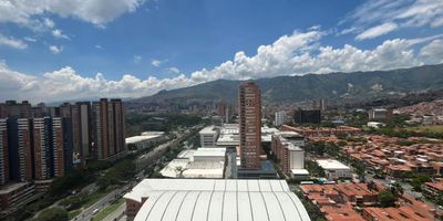 Espectacular apartamento en arriendo que te permite disfrutar una excelente vista en su piso 25, con iluminacion natural, y una excelente ventilacion. Esta situado en una zona tranquila y residencial de Niquia, con un area de 71m, esta propiedad cuenta con 3 habitaciones, vesiter, 2 closets, 2 banos, sala-comedor, cocina integral, zona de ropas, balcon, parqueadero cubierto, cuarto util. En unidad compuesta, de juegos infantiles, salon social, zonas verdes, vigilancia privada 24/7. Ubicacion estrategica a pocos minutos de la estacion Niquia, CC Puerta del Norte, Exito, Parque Central Polideportivo Tulio Ospina, Parque uva, zonas comerciales y facil acceso a rutas principales. 