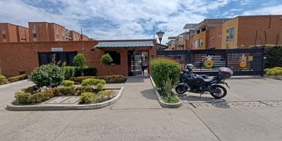 CASA ÚNICA EN CONDOMINIO CERRADO CON PISCINA – EXCELENTE UBICACIÓN Y POTENCIAL DE AMPLIACIÓN

Vive o invierte en esta hermosa casa ubicada en un exclusivo condominio cerrado con piscina, salón social y vigilancia privada, ideal para disfrutar de la tranquilidad, la seguridad y la comodidad que tu familia merece.

En el primer piso encontrarás sala-comedor, baño social, cocina moderna, patio de ropas y parqueadero privado.
El segundo piso cuenta con tres habitaciones, dos  con su baño privado y excelentes acabados, brindando confort y privacidad.

Ubicada en una zona residencial tranquila, frente a un parque familiar, y a solo una cuadra de la autopista principal, con fácil acceso al transporte y al comercio.

Además, la propiedad tiene oportunidad para construcción hasta 4 pisos, lo que la convierte en una oportunidad ideal para ampliar o desarrollar un proyecto de renta o inversión 
Llámanos para tener el gusto de servirle!