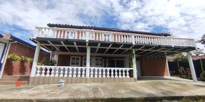 Hermosa finca campestre en arriendo, ubicada en un entorno natural que invita al descanso y la desconexion. Son dos casas las que se alquilan por ese valor, Rodeada de arboles, montanas y aire puro, es el lugar perfecto para quienes buscan tranquilidad lejos del ruido de la ciudad. Su arquitectura en madera y estilo rustico se integran armoniosamente con el paisaje. La propiedad cuenta con amplias zonas verdes, senderos naturales y espacio suficiente para disfrutar al aire libre. Ideal para descansar, realizar caminatas, observar aves o simplemente disfrutar de la serenidad del entorno. Cuenta con una terraza con vista panoramica y un area social al exterior perfecta para compartir momentos especiales. Excelente acceso por carretera, ubicada en zona segura y de gran belleza natural. 