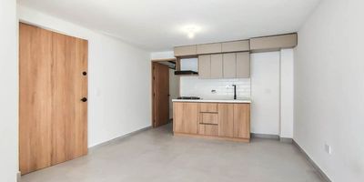 Aparta estudio en Arriendo – Santa Mónica, Medellín (Piso 1)
Este apartaestudio es la opción ideal para quienes buscan un espacio moderno, funcional y bien ubicado en uno de los sectores más tranquilos y residenciales de Medellín. Su localización en el barrio Santa Mónica ofrece fácil acceso a rutas de transporte, comercios, parques y servicios esenciales, lo que lo convierte en una excelente elección para vivir cómodamente.Cuenta con un área aproximada de 45 m², distribuidos en una acogedora sala comedor, habitación independiente con clóset, cocina integral con red de gas, zona de ropas y calentador. Está ubicado en el segundo piso, brindando buena iluminación y ventilación natural.Este apartaestudio combina comodidad, ubicación y diseño funcional, ideal para quienes buscan independencia y practicidad en un entorno tranquilo.
Servicios compartidos
COD 8517