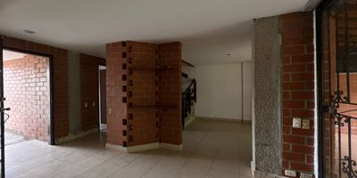 Casa en venta en unidad cerrada ubicada en zona residencial, con fácil acceso desde la vía principal, cerca a centros comerciales, supermercados, rutas de transporte público y múltiples servicios complementarios del sector. 2 niveles, sala comedor, estudio, 3 alcobas con vestier y baño en la principal, baño social, para un total de 3 baños, cocina integral cerrada, alcoba y baño de servicio, zona de ropas, balcón y parqueaderos lineales cubiertos. Conjunto cerrado con piscina, gimnasio, salón social, parques infantiles, zonas verdes, vigilancia y portería 24 horas y circuito cerrado de TV. inmuebles sujetos a verificacion de disponibilidad
