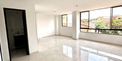 Vendo amplio e iluminado apartamento remodelado en condominio en el barrio Primero de mayo. Consta de 88.3 m2, tercer piso, incluye 4 habitaciones, 2 baños, sala-comedor, cocina integral, con parqueadero cubierto. Ingreso con control inteligente. La unidad cuenta con kiosko, zonas verdes.