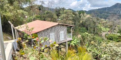 ¡Oportunidad única en La Mesa, Cundinamarca! Se vende espectacular terreno de 2.362 m² ubicado en la vereda Payacal, a solo 150 metros de la vía principal Mosquera – La Mesa. Ideal para descanso o proyecto campestre. Cuenta con una cabaña de 50 m² con excelentes acabados: sala, cocina integral, 1 habitación, baño, zona de ropas y balcón con vista. Además, tiene licencia aprobada y registrada para construir una casa principal de 100 m². El lote está delimitado, con portón de acceso y zona de parqueaderos. Dispone de servicios públicos: acueducto, energía, internet y cámaras de seguridad. Incluye muebles y electrodomésticos. ¡Todo listo para disfrutar o invertir! Contáctanos para más información y agendar tu visita.