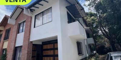 Si buscas una casa en una de las zonas más atractivas y en constante crecimiento de Rionegro, Antioquia, esta puede ser la oportunidad que estás buscando. Se trata de un inmueble con una ubicación privilegiada, rodeado de espacios verdes y con fácil acceso a todo lo que necesitas para vivir cómodamente.

Con un área total de 135 M2, esta casa te ofrece un espacio amplio y acogedor, distribuido en una construcción de 135 M2 y una zona privada de 135 M2. Cuenta con 3 habitaciones, perfectas para adaptar según tus necesidades y preferencias, así como 3 baños completos donde podrás disfrutar de comodidad y privacidad.

El inmueble también se destaca por sus características internas, como su baño auxiliar, ideal para recibir visitas. Además, cuenta con una moderna cocina integral, equipada con todo lo necesario para preparar deliciosas comidas y con suficiente espacio para almacenar tus utensilios.

En cuanto a sus características externas, no puedes dejar pasar la oportunidad de vivir en una casa con acceso pavimentado, lo que te dará mayor comodidad al momento de llegar a tu hogar. También, se encuentra cerca de la zona urbana, lo que te permitirá disfrutar de los servicios y comercios que ofrece la ciudad sin tener que alejarte demasiado.

Por último, pero no menos importante, este inmueble cuenta con un garaje disponible, por lo que no tendrás que preocuparte por buscar estacionamiento en la calle. No esperes más y aprovecha esta oportunidad de adquirir una casa en Rionegro con todo lo que necesitas para vivir en armonía y comodidad. 

¡No pierdas la oportunidad de hacer de este inmueble tu nuevo hogar!

Contáctanos ahora para conocer más detalles y agendar una visita.

¡Te esperamos! 

CONGENIA INMOBILIARIA?
Administradores de sueños?
