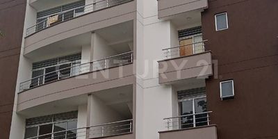 Se arrienda apartaestudio en excelente ubicación al sur de Cali, cerca a Centros Comerciales como Jardín Plaza, Unicentro, Holguines Trade Center; a las principales universidades como Javeriana, Icesi, CUAO y Unilibre. Con una de las mas exclusivas zonas gastronimicas de la ciudad a pocas cuadras y la tranquilidad de la zona residencial de Ciudad Jardín.
Facilidad de transporte por encontrarse muy cerca de vias principales como la calle 16 y la carrera 100 (Calle 5ta), aledaño a la estación del MIO de universidades y muy cerca de la avenida Simón Bolivar 
El edificio cuenta con ascensor y porteria. El apartaestudio es de un solo ambiente amplio e iluminado, con balcón, cocina con estufa electrica, aire acondicionado y baño.
El edificio cuenta con lavanderia comunitaria, esta tiene un valor
no cuenta con servicio de gas
Aprovecha esta gran oportunidad y agenda tu cita YA!!