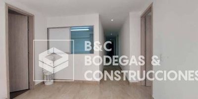 Amplia oficina de 190 m² ubicada en una zona tranquila, ideal para empresas que buscan un espacio cómodo, funcional y bien ubicado.

Cuenta con:

Zonas de trabajo amplias y bien distribuidas, perfectas para estaciones individuales o áreas colaborativas.

Cocineta equipada, ideal para el uso diario del equipo.

Patio interior que aporta luz natural y ventilación, ideal como zona de descanso o para reuniones informales.

Excelente conectividad, con rutas de buses cercanas que facilitan el acceso para todo el equipo.

No cuenta con parqueadero propio, pero justo al frente hay un parqueadero público, lo que brinda una solución conveniente para visitantes y colaboradores.

Ideal para oficinas administrativas, agencias creativas, startups o consultoras que valoran la tranquilidad y el confort.