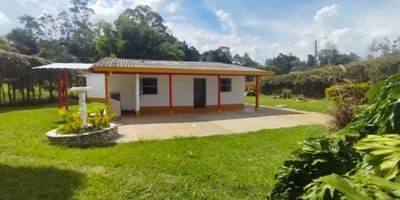 Casa lote en arriendo en El Tablazo, 800m2 de lote y 140 m2 construidos, 2 habitaciones, sala comedor, cocina integral con barra, zona de ropas, corredores, zona verde, parqueadero descubierto, amplias ventanas para hacer de este lugar muy iluminado y muy aireado. 

Cercano a supermercado D1, a la tienda de Rigo, transporte público, vías de acceso a el Aeropuerto JMC, Medellín, Rionegro y Llanogrande, en condominio cerrado con portón eléctrico. 
