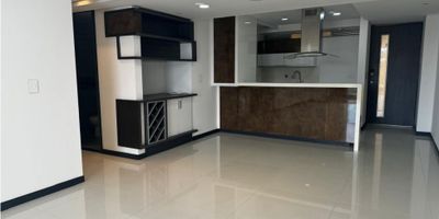 El valor del canon incluye administración

Se arrienda amplio apartamento en Pinares de San Martín, Pereira

Ubicado en uno de los sectores más exclusivos y tranquilos de la ciudad de Pereira, este espacioso apartamento de 140 m² ofrece comodidad, funcionalidad y un excelente ambiente residencial.

Situado en un moderno edificio que cuenta con vigilancia y portería 24/7, piscina, zona BBQ, y salón social, ideal para disfrutar de momentos de recreación y descanso con total seguridad.

El apartamento cuenta con:


 
 3 habitaciones con clóset, la principal con baño privado.
 
 
 Baño auxiliar completo, que comparten las habitaciones secundarias.
 
 
 Sala comedor amplia con excelente iluminación natural.
 
 
 Balcón con vista abierta, perfecto para disfrutar del clima pereirano.
 
 
 Cocina integral completamente equipada.
 
 
 Estudio o sala de estar, ideal para trabajo en casa.
 
 
 Habitación de servicio con baño.
 
 
 Zona de lavandería independiente.
 
 
 Parqueadero doble (2 vehículos).
 


Este inmueble combina espacios generosos con una ubicación privilegiada cerca de clínicas, centros comerciales, restaurantes y vías principales.
