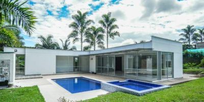 Disfruta de la tranquilidad y el paisaje del campo en esta espectacular casa campestre ubicada en Pereira, Risaralda. Con una extensión de 277 metros cuadrados y una construcción de alta calidad, esta casa es la opción perfecta para aquellos que buscan un lugar para alquilar con todas las comodidades y lujos.

En su interior, encontrarás 3 amplias alcobas y 4 baños completos, perfectos para adaptarse a las necesidades de tu familia o grupo de amigos. Además, cuenta con características adicionales que harán tu estadía aún más cómoda, como un baño auxiliar, una barra estilo americano y una biblioteca o estudio, ideal para aquellos que trabajan desde casa.

La cocina también es estilo americano, lo que te permitirá cocinar mientras te mantienes en contacto con tus familiares o amigos en la sala de estar. Además, cuenta con gas domiciliario para mayor comodidad y una vista panorámica que te dejará sin aliento en cada amanecer y atardecer.

Pero eso no es todo, en su exterior encontrarás características que te permitirán disfrutar aún más de tu estadía. La casa cuenta con acceso pavimentado, lo que facilitará tus desplazamientos en la zona. Además, está cerca de centros comerciales y zonas urbanas, para que puedas abastecerte de lo que necesites.

También cuenta con un garaje donde podrás estacionar tu vehículo con seguridad y una piscina para refrescarte en los días más calurosos. La urbanización es cerrada y cuenta con una portería y vigilancia para tu tranquilidad y privacidad. Y si no tienes vehículo, no te preocupes, ya que cuenta con transporte público cercano para tus desplazamientos.

La zona campestre donde se encuentra ubicada la casa te permitirá desconectarte del ajetreo de la ciudad y relajarte en medio de zonas verdes y un ambiente tranquilo. Además, si tienes mascotas, este inmueble las admitirá, para que tú y tu familia puedan disfrutar de su compañía durante tu estancia.

No pierdas la oportunidad de vivir en un 