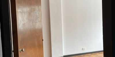 apartamento con espacios amplios, cómodos y funcionales para ti y tu familia:

1 habitación principal con baño privado y clóset
2 habitaciones secundarias con clóset
Sala de estar con baño
Sala secundaria para reuniones o descanso
Gran sala dividida en dos ambientes

Cocina práctica y bien iluminada
Lavamanos adicional
Cuarto pequeño con baño privado para empleados
Balcón con vista para disfrutar cada atardecer