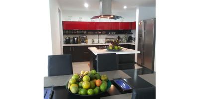 Este apartamento para vender se encuentra ubicado en la ciudad de Pereira, en la hermosa región de Risaralda. Con un área construida de 112 M2, este inmueble ofrece amplios y cómodos espacios para vivir en familia. Con una excelente ubicación, rodeado de zonas verdes, parques y con acceso a importantes vías, te brinda una experiencia única en la ciudad.

Con un diseño moderno y elegante, este apartamento cuenta con 2 alcobas y 2 baños, ideales para una familia pequeña o una pareja en busca de comodidad y bienestar. Además, dispone de 1 garaje para tu mayor comodidad y seguridad.

Pero eso no es todo, este inmueble está pensado para ti y tus seres queridos, por lo que ofrece características internas que harán tu vida más fácil y placentera. ¿Tienes mascotas? ¡No hay problema! Este apartamento admite mascotas, para que no tengas que dejar a tu amigo fiel atrás.

No te preocupes por el espacio de almacenamiento, ya que cuenta con armarios empotrados que te permitirán mantener todo en orden. Además, podrás disfrutar de tu café matutino o de un relajante atardecer en el balcón, mientras respiras aire puro y admiras el paisaje.

Uno de los grandes beneficios de este apartamento es que dispone de un baño auxiliar y un baño en la habitación principal, para mayor privacidad y confort. También, cuenta con una barra estilo americano en la cocina, ideal para compartir con tus invitados mientras preparas tus platos favoritos.

En cuanto a la cocina, no tendrás que preocuparte por equiparla, ya que este apartamento incluye una cocina equipada con todo lo que necesitas para preparar deliciosos alimentos. Además, cuenta con una cocina tipo americano, para una experiencia de cocina más abierta y moderna.

No cabe duda de que este inmueble es de lujo. Con acabados de alta calidad y una distribución espaciosa, te ofrece la comodidad y el estilo que estás buscando en un hogar.

En cuanto a las características externas, este apartamento se encuentra en u