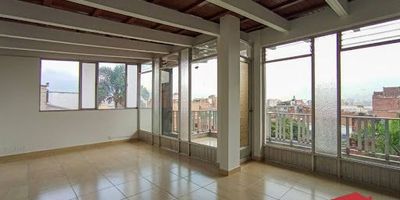 Apartamento en arriendo ubicado en Envigado, cuenta con muy buenos espacios, buena iluminacion, consta de 4 habitaciones con closet una de ellas es pequeña, salacomedor, cocina semi integral con estufa, patio, balcón, se encuentra en zona residencial y comercial, está a media cuadra del parque principal de Envigado, colegios, droguerías, está cerca a vías principales Avenida Poblado y Avenida las Vegas, además cuenta con excelente ruta de transporte público. 