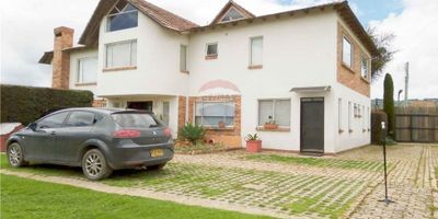 ID: 660681002-138

Descubre esta impresionante casa en venta ubicada en el encantador sector de caminos de la floresta 2, vereda Bojacá, en Chía, Cundinamarca, Colombia. Construida en febrero de 2008, esta propiedad se presenta en "En Buen Estado" y ofrece una oportunidad de Rendimientos Garantizados. Con una extensión total de 2000 metros cuadrados de terreno y una superficie habitable de 282.37 metros cuadrados, esta residencia garantiza espacio y comodidad para toda la familia.

Distribuida en dos niveles, esta residencia con estilo moderno y diseño de casa de campo cuenta con un total de 15 Espacios bien distribuidos , incluyendo 5 dormitorios, 5 baños completos y un baño social, proporcionando un refugio acogedor y eficiente. Disfruta de características excepcionales como alfombra, armario empotrado, ático, cocina a gas y más, que aseguran una experiencia de vida de lujo.

Con un total de 4 espacios de estacionamiento, esta propiedad en Bojacá, dentro del tranquilo barrio de casa Saday, es ideal para quienes buscan una ubicación céntrica, cerca de Avenida Principal, hospital cercano, comercio reinante y un colegio cercano. Además, este hogar está equipado con comodidades modernas como aire acondicionado, calefacción, jacuzzi, gimnasio y sistema de alarma, pudiendo disfrutar también de vistas espectaculares a la montaña.

Disfruta de las accesibilidades prácticas con transporte público cercano, estación de tren, y la facilidad de estar cerca de autopista. Además, los atractivos externos como parques con juegos infantiles e iglesia cercana en un entorno natural intrépido brindan oportunidades de relajación y conexión con la naturaleza.

Esta propiedad, diseñada para el estilo de vida del Inversionista o para quienes buscan Vida en Retiro o Vida en el Campo, representa una oportunidad excepcional para establecerse en un entorno privado y residencial con todas las ventajas modernas. No te pierdas la oportunidad de hacer tuyo este exclusivo