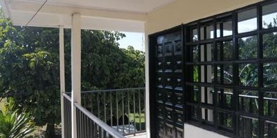 AREA LOTE: 1.424 MTS2- AREA CONSTRUIDA: 200 MTS2 (Casa) FINCA CON CASA DE 2 PISOS: PRIMER PISO: Sala-Comedor, Cocina, 1 habitación, 1 Baño y Zona de Oficios. SEGUNDO PISO: 3 Habitaciones amplias, la principal con baño. Parqueadero para 5 vehículos, galpón para gallinas, conejos, patos. Arboles frutales de guanábana, limón, naranja, aguacate, níspero, plátano, mandarina, mango. Excelente ubicación, con buena proyección para vivienda, o para negocio, fácil acceso, zona de alta valorización.