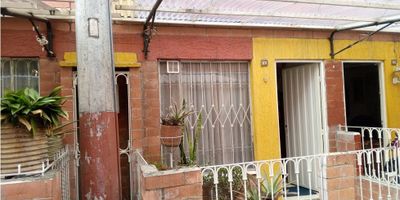 Cód 952FR2610. Se vende casa en conjunto cerrado Primavera del Tintal I. Precio negociable porque tiene una hipoteca y un embargo que se levantra con 13 millones. .Tiene tres pisos con pisos en cerámica. Cuenta en total con cinco habitaciones. Un baño con posibilidad de intalar un segundo baño. Sala-comedor, cocina y zona de lavado aparte. En conjunto cuanta con salón social, shut de basuras y vigilancia 24 horas.
