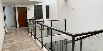 Edificio de 4 pisos con 680 m ideales para oficinas, compuesto por 24 oficinas y 20 banos. El primer piso ofrece bodega, zona de espera, 3 oficinas con bano privado y una bateria de banos para hombres y mujeres. En el segundo nivel hay 6 oficinas con bano y una oficina amplia sin bano. El tercer piso cuenta con 8 oficinas con bano y zona de espera. Excelente ubicacion cerca de avenidas principales (Av. Caracas y Calle 34), supermercados (Exito), tiendas (Oxxo), estaciones de servicio y acceso a transporte publico (SITP y TransMilenio).