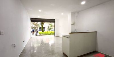 Local para arriendo con baño y cocineta. Cuenta con buenos acabados, ubicado en el excelente sector de Sabaneta, barrio Entreamigos, a solo dos cuadras del parque principal y de la avenida El Poblado. Local especial para litografía, almacén de ropa o tecnológico, oficina para cualquier tipo de venta.