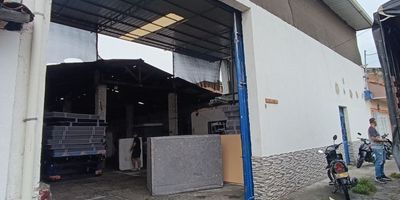VENTA: bodega en la emilia. cuenta con acceso vehicular para tractocamiones con amplio porton, piso de alta resistencia y techo de doble altura. dos oficinas con baño, muy iluminada y fresca, dos baños para personal de bodega. INFO: 3112405041 JOHN JAIRO MONTOYA