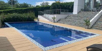 Esta impresionante Casa Campestre está ubicada en la ciudad de Pereira en el departamento de Risaralda, una de las zonas más emblemáticas de Colombia rodeada de hermosos paisajes naturales y un clima perfecto para relajarse y disfrutar en familia. Con una amplia área de terreno de 2033 M2, esta propiedad ofrece una privacidad y tranquilidad inigualables.

La Casa Campestre cuenta con una construcción de 675 M2, distribuida en dos niveles y diseñada con un estilo arquitectónico único que combina la modernidad con la comodidad. Tiene un total de 6 amplias alcobas, todas con baño privado, lo que permite una cómoda estadía para los invitados. Además, cuenta con 7 baños para mayor comodidad y privacidad de los residentes.

Una de las ventajas más destacables de esta propiedad es su amplio garaje con capacidad para 15 vehículos, perfecto para aquellas familias que cuentan con múltiples automóviles o para los amantes de los vehículos que buscan un espacio seguro para almacenar y exhibir sus autos.

Esta Casa Campestre también es ideal para aquellos que tienen mascotas, ya que admite mascotas y cuenta con un amplio espacio para que puedan correr y jugar al aire libre. Además, cuenta con todos los servicios básicos como agua y también posee un baño auxiliar para mayor comodidad de los residentes.

Una de las características más lujosas de esta propiedad es su espectacular jacuzzi, perfecto para relajarse luego de un día agotador. Además, al ser un inmueble unifamiliar, brinda una privacidad y exclusividad inigualables.

La Casa Campestre también cuenta con espectaculares características externas que la convierten en una verdadera joya inmobiliaria. La urbanización cerrada cuenta con una exclusiva área social con jardines y zonas verdes, perfectos para compartir en familia o con amigos. Además, se encuentra cerca de la zona urbana y cuenta con una piscina privada para disfrutar de los días soleados.

Otra ventaja de la ubicación de esta propi