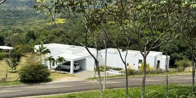 ALQUILO O Vendo espectacular casa en exclusivo condominio en Pance, ubicada en un lote de 6.000m esta hermosa propiedad ofrece una combinacion perfecta entre naturaleza y confort.  El 65% del terreno corresponde a bosque nativo ideal para quienes valoran la tranquilidad y el contacto con la naturaleza, mientras que el 35%  restante es un amplia zona verde plana, perfecta para disfrutar al aire libre.  La casa cuenta con un area construida de 300m distribuidos de manera funcional y modern.  Dispone de 3 habitaciones con baño y vestier, estudio, baño social, cocina abierta con excelente iluminacion natural, terraza abierta que integra la cocina y la sala con vista al entorno natural.