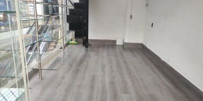 Arriendo local segundo piso esquinero Duplex, en el Centro Comercial Monterrey, salón vitrina, 2 salones, un baño, piso en porcelanato.