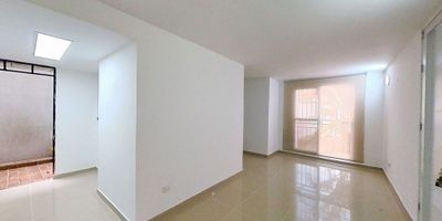 Apartamento en venta de 48m2, con vista interior, ubicado en un 1er piso (Torre H Apto 104), acceso por pasillo. Consta de 2 habitaciones, 1  baño, sala comedor, cocina y zona de lavandería. Tiene piso cerámico en todas sus zonas. El conjunto cuenta con zonas verdes, zona para niños, salón social, piscina y vigilancia privada las 24 horas. Cerca a centro comercial Bochalema Plaza; cerca a almacenes de cadena D1 y Ara; cerca a colegio Franciscano de PIO XII; cerca a universidad Autónoma de Occidente; cerca a paradas del MIO; Vías de acceso por la calle 48 y cra 121A.ID-43496109947
