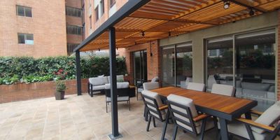 Espectacular apartamento para arriendo ubicado en el sector de la carolina en la localidad de usaquen, te permite disfrutar de espacios amplios, comodos y luminosos, ya que cuenta con una excelente ventilacion. Tiene un area de 240 metros cuadrados, 3 alcobas, 3 banos, 2 parqueaderos cubiertos, 1 alocba de servicio, 1 banos de servicio, 1 deposito, cocina integral, 1 sala comedores, 1 estudio, 3 closets, cocina integral tipo americana, 1 walking closets, 6 cortinas electricas y 6 blackout, luces led, piso laminado y en porcelanato, barra americana, calentador a gas. Esta cerca de todo lo que necesitas, estaciones de servicio y SITP, supermercado, exito y Oxxo, banco de Bogota y Bancolombia. Cerca de avenidas principales calle 127 y 116 y carreras 15 y 19. 