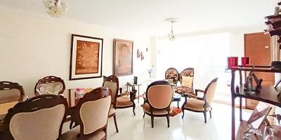 Comodo y amplio apartamento ubicado en el la castellana, tercer piso con ascensor, 3 alcobas mas una de servicio, sala comedor, 2 closet 1 Vestier, 3 baños, cocina integral, red de gas, zona de ropas, balcón, piso en ceramica, parqueadero y cuarto útil propio, paga una administración de $500.000 mensual, video portero